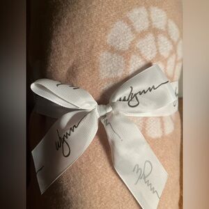 WYNN Las Vegas casino Soft Beige throw Blanket with White Ribbon 🎩🍾 w/ DUSTBAG